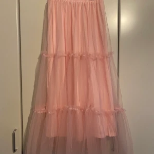 Rosa maxi kjol - Maxi kjol i tyll som aldrig används och har lappen kvar. Kjolen är från romwe. Användes aldrig då jag hittade en jag gillade bättre second hand strax efter jag köpte den. 