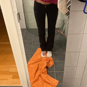 Lågmidjade jeans - Suuupet snygga lågmidjade jeans men as snygga bakfickor!! Storlek xs/S skulle jag säga!! Passar folk som är runt 160-170cm långa! Pris kan diskuteras!