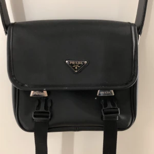 Prada Väska - Prada väska knappt använd. (REP) Medföljer mindre prada accessorie