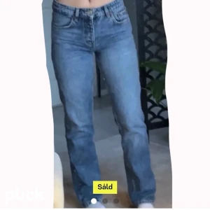 Jeans zara  - Lågmidjade jeans från zara som tidigare är köpt här på Plick! Tyvärr var de försmå för mig därav säljer jag de. Bilder från gamla säljaren. 