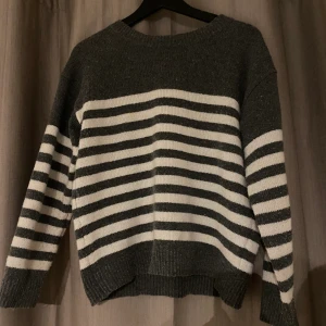 Randig tröja - Säljer denna randiga tröja då den inte kommer till någon användning💕❤️