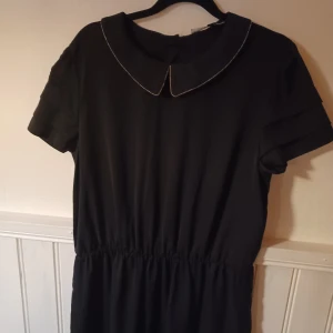 Peter pan collar dress - Gothic klänning med peter pan collar med glitterkant