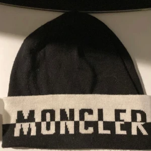 Moncler mössa  - Moncler mössa äkta köpt på nj 