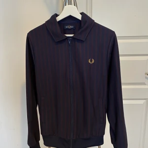 Fred Perry - Fred Perry tröja som säljs pga lite för liten, annars knappt använd! Nypris runt 1300. Pris kan diskuteras och köparen står för frakt 😌
