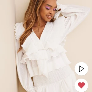 Vit blus - Sjukt snygg blus. Aldrig använd pågrund utav fel storlek. 400kr