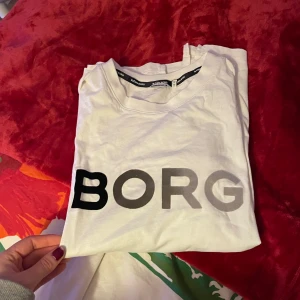 Vanlig t-shirt från Björn Borg - ⚠️Vid snabb affär kan priset diskuteras⚠️ Aldrig använd! Vanlig och skön t-shirt! Storlek 40 men den är som en vanlig S, alltså lite mindre än 40!