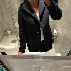 Kappa, Uniqlo - Superfin lång kappa med luva från Uniqlo. 