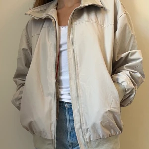 Beige sportjacka  - Beige oversize sportjacka, vintage och i använt skick.  Herrmodell i storlek M men passar dam i storlek s/m. 