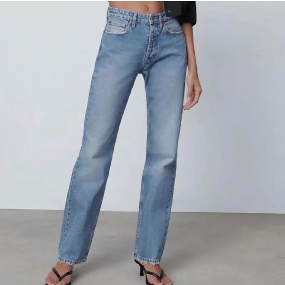 Supersnygga raka zara jeans som tyvärr inte kommer till användning!. Jeans & Byxor.