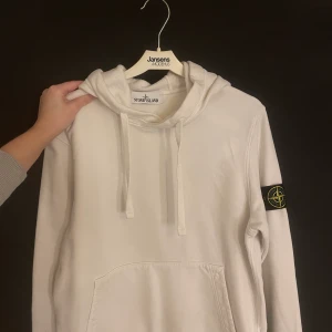 Stone island  - Stone island hoodie i nyskick, andvänd 1 gång då den var för lite tyvärr. Storlek S. Nypris 2600