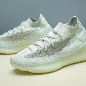 Adidas Yeezy 380 Calcite Glow - Yeezy 380 storlek 45 väldigt små i storlek. Pris 1500