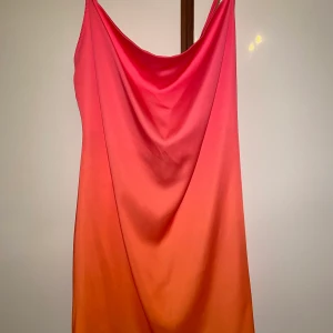 Bershka klänning i satin  - Färgstark och fin klänning som tyvärr varit för liten.🌸 Storlek L men väldigt liten, skulle säga att den passar en S/M Ställbara band och oanvänd❤️❤️❤️
