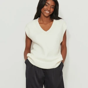 Vit stickad väst - En vit stickad väst från NA-KD som aldrig är använd och som jag inte tycker passar mig 