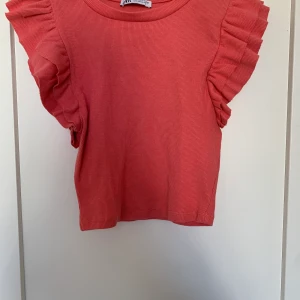 Rosa volangtopp - Jättesöt coralfärgad volangtopp från Zara. I princip aldrig använd och säljer då den inte riktigt är min stil längre🤍