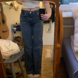 Midrise zara jeans - I modellen ”the boogie pant”, nerlagda och sydda längst ner, midjemått: 87cm, innerbenslängd: 91cm. Knappt använda💛