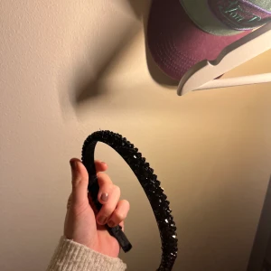 Diadem - Säljer dessa super-söta diadem från ur&penn då det aldrig kommer till användning längre!💞frakt: 12 kr   Obs, det har lite skador 