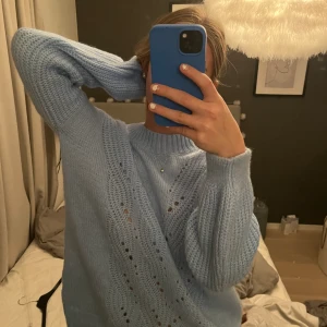 Stickad tröja - Jätte snygg och skön stickad tröja. Aldrig använd. 