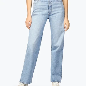 Levi’s Ribcage Straight - Säljer mina levi’s jeans i jätte fint skick då dom tyvärr inte kommer till använding! Skriv för mer bilder!💗(Är lite osäker på frakten så den stämmer inte)