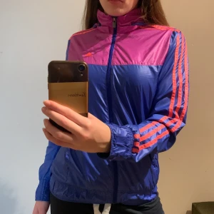 Färgglad Adidas träningsplagg - Jättebra och fin färgglad adidas träningsjacka. Fick den från en familjekompis och har aldrig själv använt den, tror heller inte att förra ägaren använt den. Jackan är värmande, tunn och skön💗