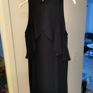 Klänning S - En klänning från pieces som sitter bekvämt, ger en snyggare casual look. 