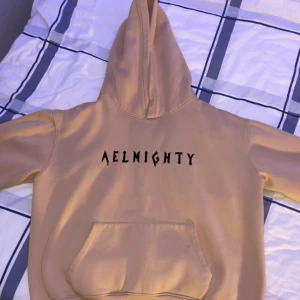AELMIGHTY Hoodie  - AELMIGHTY hoodie i bra skick size:S   I Beige färg 