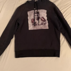 Limitato hoodie  - Säljer nu min limitato hoodie då den inte kommer till användning längre,  Storlek: S    Cond: 6,5/10 För att den är solblekt men jag skulle inte säga att man tänker på det så mycket när man har på sig den.        Pris går att diskutera vid snabb affär  