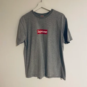 Supreme t-shirt  - Grå t-shirt i stadigt tyg från Supreme. Stl M-L. Jag har storlek S och har haft den som over size. 