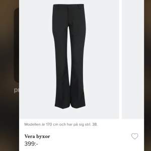 Säljer dessa populära oanvända kostymbyxor från BikBok då de är något för små :/ De är i superbra skick💕 Nypris 399kr