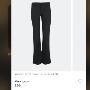 Lågmidjade kostymbyxor - Säljer dessa populära oanvända kostymbyxor från BikBok då de är något för små :/ De är i superbra skick💕 Nypris 399kr