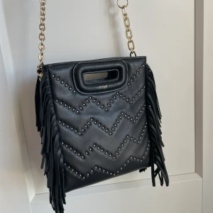 Maje väska mini  - Maje väska liten, använd sparsamt och finns inga skador på den! Säljer för jag inte använder den längre! 💕Kedjan till är silver och inte guldig!!!  Pris kan diskuteras 😊 