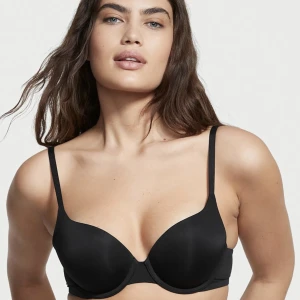 Victoria’s Secret push up bra 30C (65C) - Victoria’s Secret basic push black bra with pique detail on edges   Fits a 75B  Retail price : 559,45sek (51,5€) Now: 529 SEK (48€) 