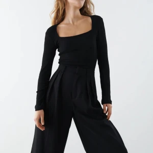 Långärmad tröja  - Säljer nu denna tröja med fyrkantig urringning från Gina💓 dem var tycärr aldrig kommit till användning💓 säljer både en svart och en vit i storlek S båda två💓 super bra bas plagg att ha i garderoben💓säljer dem för 100kr styck💓svarar på fler frågor privat💓