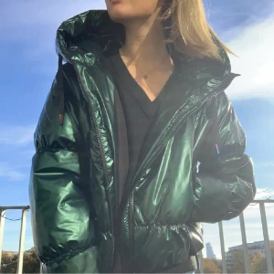 Vinterjacka - Vinterjacka i metall grön färg! Köpt på zara för 859kr, knappt använd så i nyskick! Inga deffekter❤️