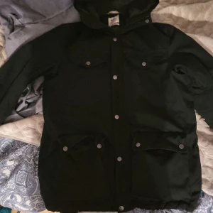 Fjällräven jscks som ny. - Fjällräven jscks sommny ings djurbekler röksre i henmet. Stl m