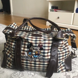 Retro DISNEY Shoulder bag  - Jättefin väska med brunt läder, rutigt tyg med musse och Mimmi broderat på framsidan! Verkligen charmig och rymmer mycket saker. Perfekt att ha med till plugget eller jobbet! 