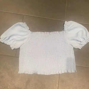 Blå topp - Blå topp med puff ärmar 