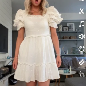 Vit Studentklänning - Säljer min älskade studentklänning (😭) som jag endast använt en gång. Så fin och i ordentligt material. 🤍