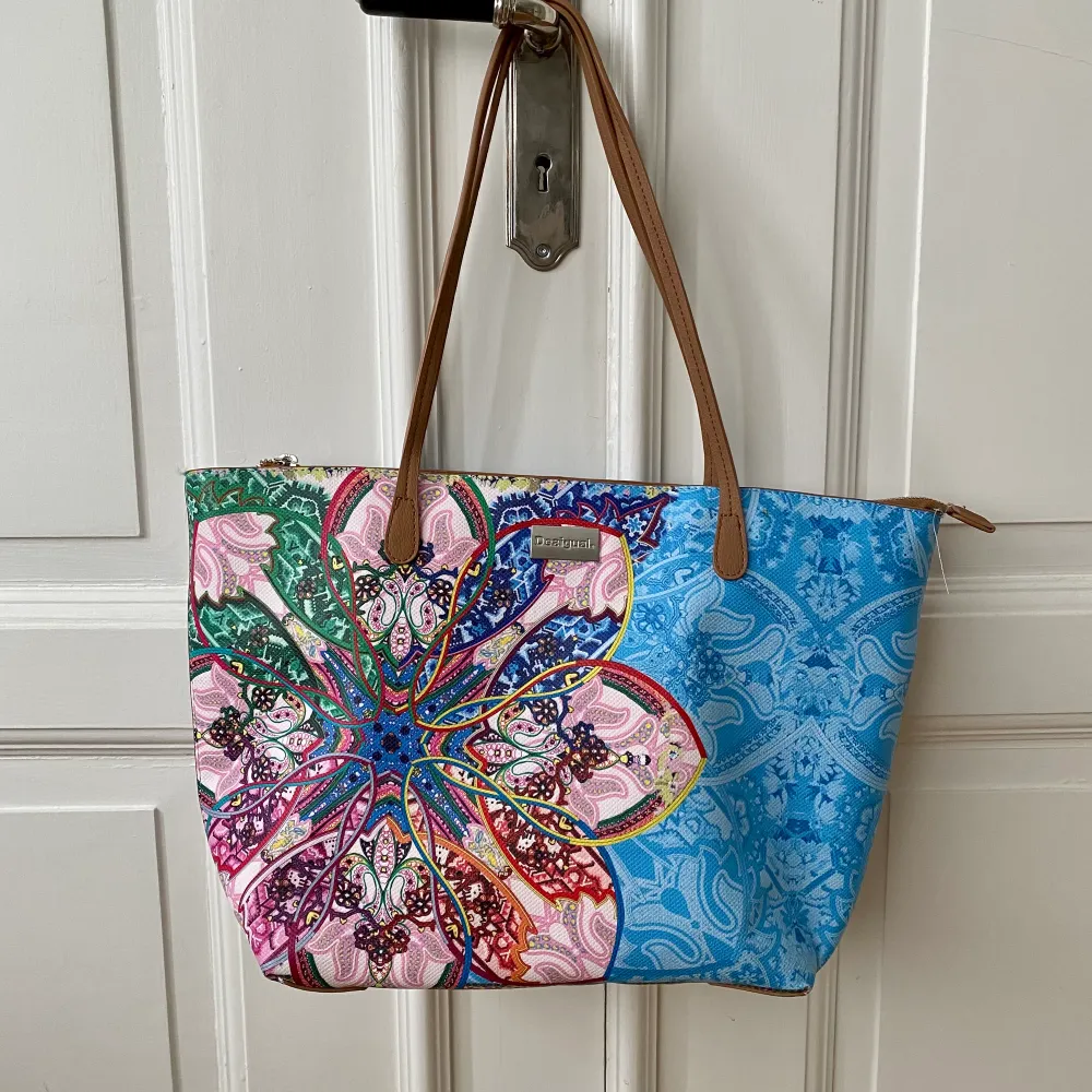 En superfin Desigual väska inköpt i Spanien som tyvärr aldrig kommit till användning. Den är därför i absolut nyskick!  Hämtas i Trelleborg eller skickas mot fraktkostnad 🌸. Accessoarer.