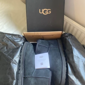 Herr uggs - Säljer mina uggs som är 2-3veckor gamla pågrund av att jag inte passade i dom. Väldigt bra skick och har box och kvitto kvar. Nypris låg runt 2100kr. Säljer nu för 1600kr. Kan skicka också