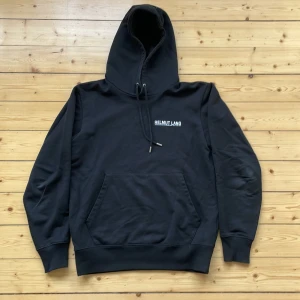 Helmut Lang Hoodie - Riktigt clean hoodie från Helmut Lang med tryck på bröstet🔥Endast använd ett fåtal gånger så är i mycket bra skick! Storlek S men passar mer som M. Köpt för 2999kr