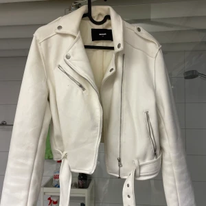 Vit jacka - ”Mocka” tyg , i använt skick, lite små fläcka men går att tvätta. 