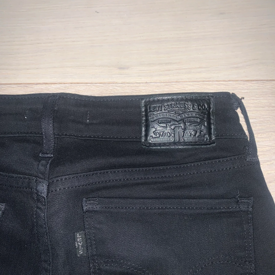 Svarta lågmidjade levis jeans - 91