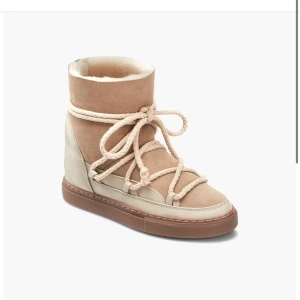 Inuikii fint skick - Endast använda en gång!! Superfina inuikii med inbygd wedge/klack så man blir lite längre. Så så varma och sköna. Köpta för 2800kr på Nathalie Schuterman i slutet av förra året
