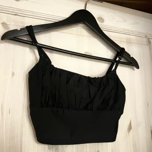 Linne  - Linne med ett löst tyg vid brösten