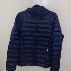 M’kinley dunjacka  - Mycket bra skick Storlek S/36 Marinblå