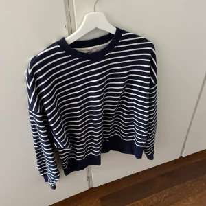 Sweatshirt esprit - Snygg randig sweatshirt från Esprit. Storlek XS men passar bra på mig som vanligtvis har storlek S. Nypris 599kr ⭐️