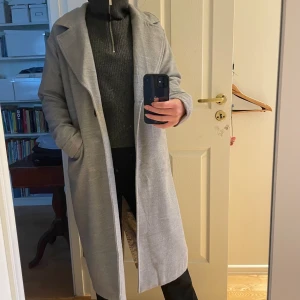 Grå kappa - Grå kappa, perfekt till hösten. Kommer inte till användning därför säljer jag den.