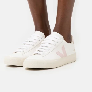 Veja skor - Säljer mina fina veja skor!! Köpts för 2 månader sen från veja för 1500kr Bra sick men använda. Kommer tvättas innan!Kartongen finns❤️‍🔥  Skriv för mer bilder på skorna eller frågor!!