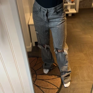 Gråa jeans  - Säljer dessa snygga gråa jeans med hål, då jag råkade beställa en för stor storlek tyvärr🥲