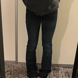 Flare Jeans från H&M - Så snygga jeans från H&M som inte längre säljes. Använda 3-5 gånger, har ett litet ljusare märke på höger lår men inget som stör eller syns mycket annars super fina. Storlek 34.
